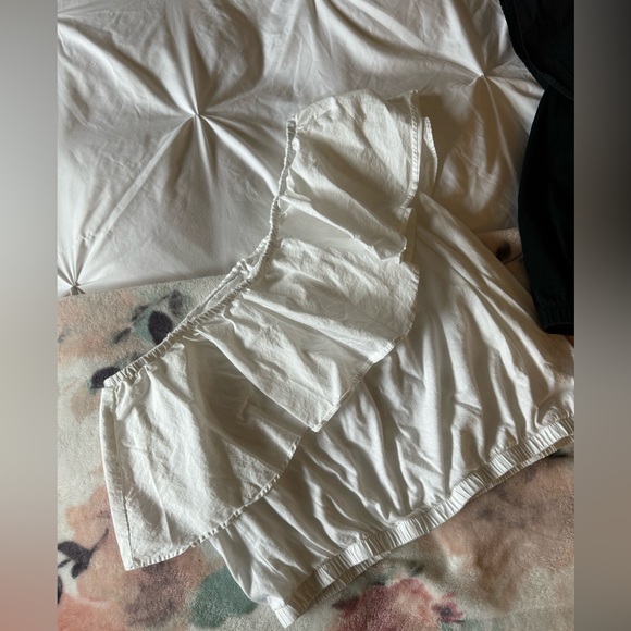 Two off shoulder ruffle tops black & white - Picture 8 of 8